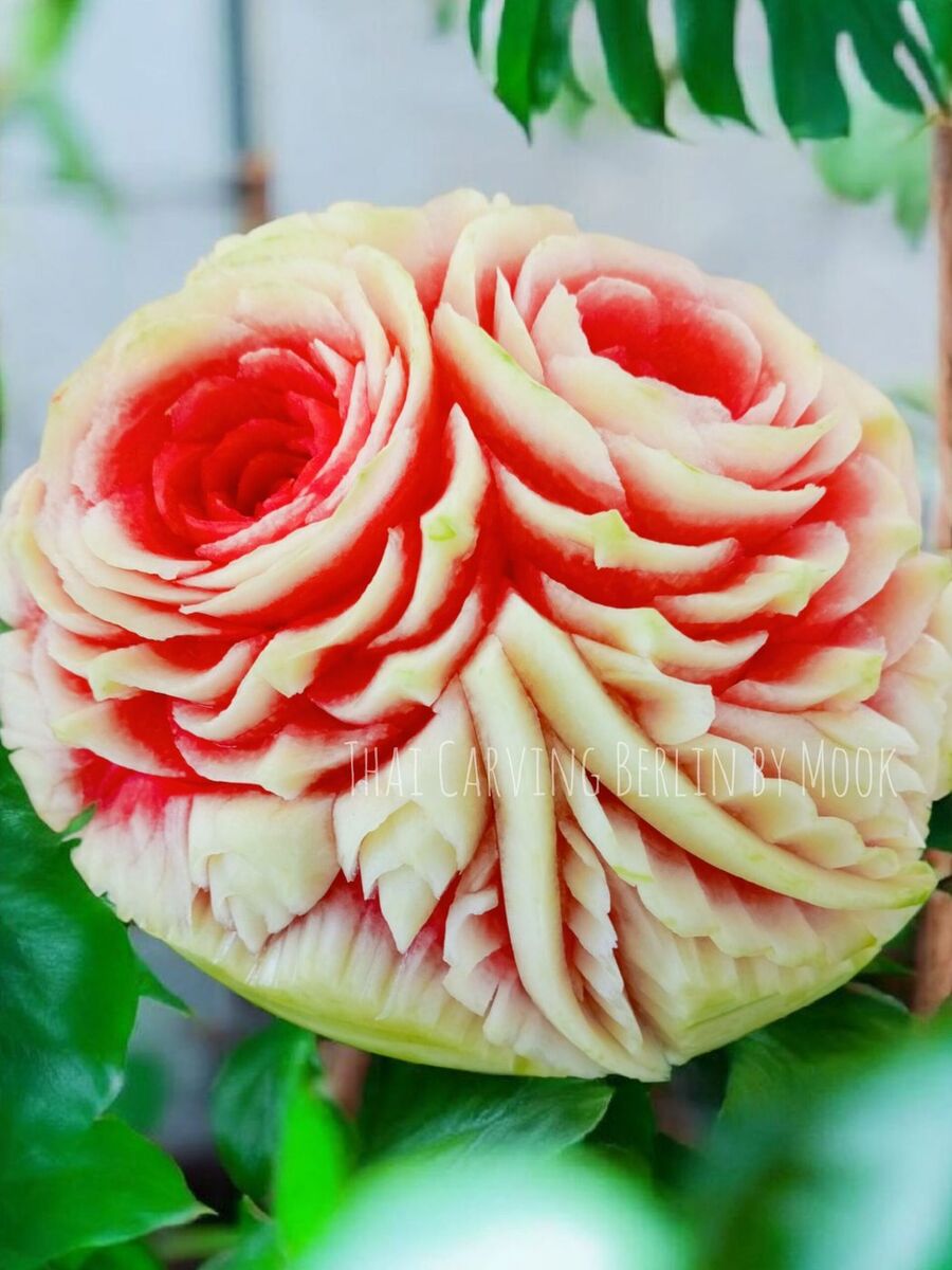Rosen auf ganzer Wassermelone oder Melone